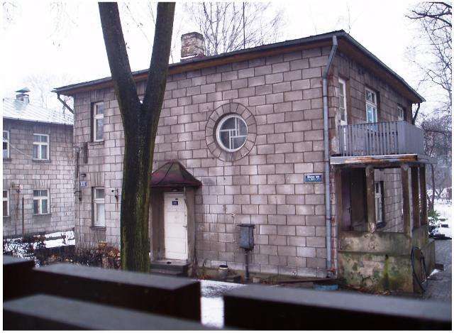 В Риге стоят дома со стенами из газобетона, не защищенные отделкой, уже в течение 70 лет без трещин, отслоений и шелушения кладки.